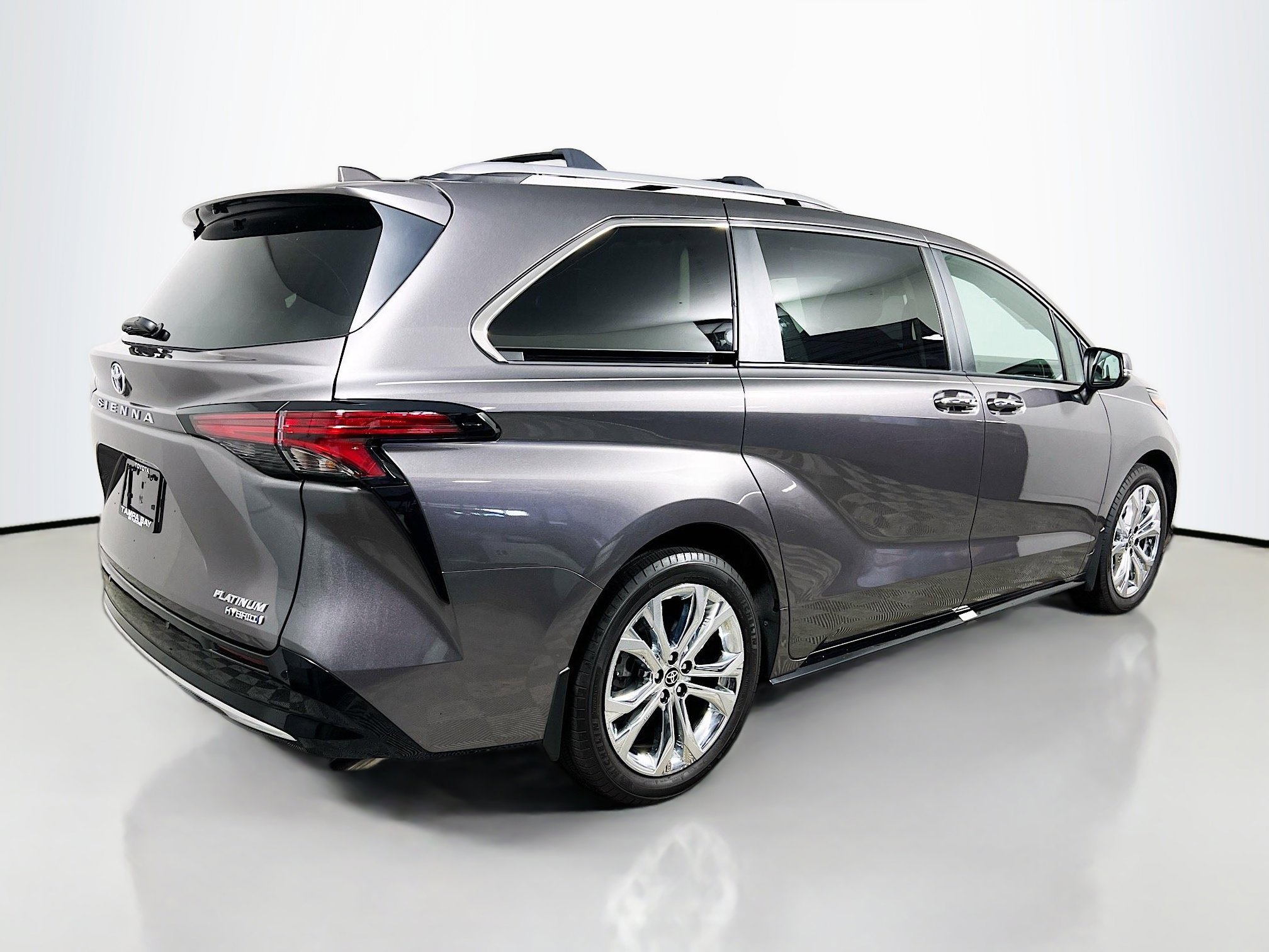 Used 2024 Toyota Sienna Platinum image 4
