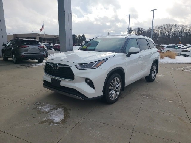 Used 2023 Toyota Highlander Platinum image 3