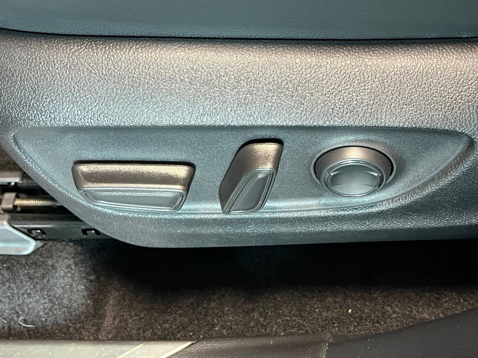 Used 2025 Toyota Highlander XLE FWD image 17