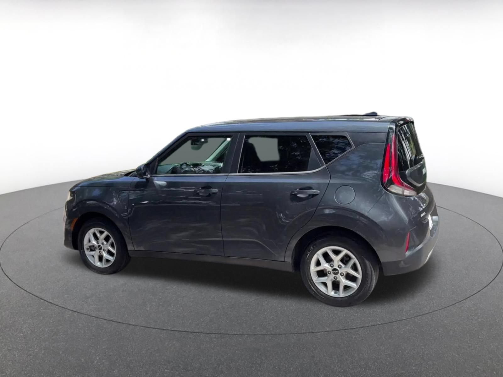 Used 2025 Kia Soul LX w/ LX Technology Package FWD image 9