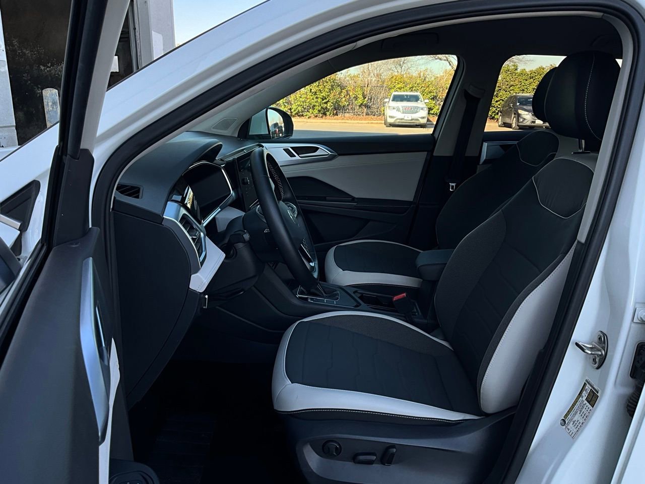 Used 2025 Volkswagen Taos SE image 10