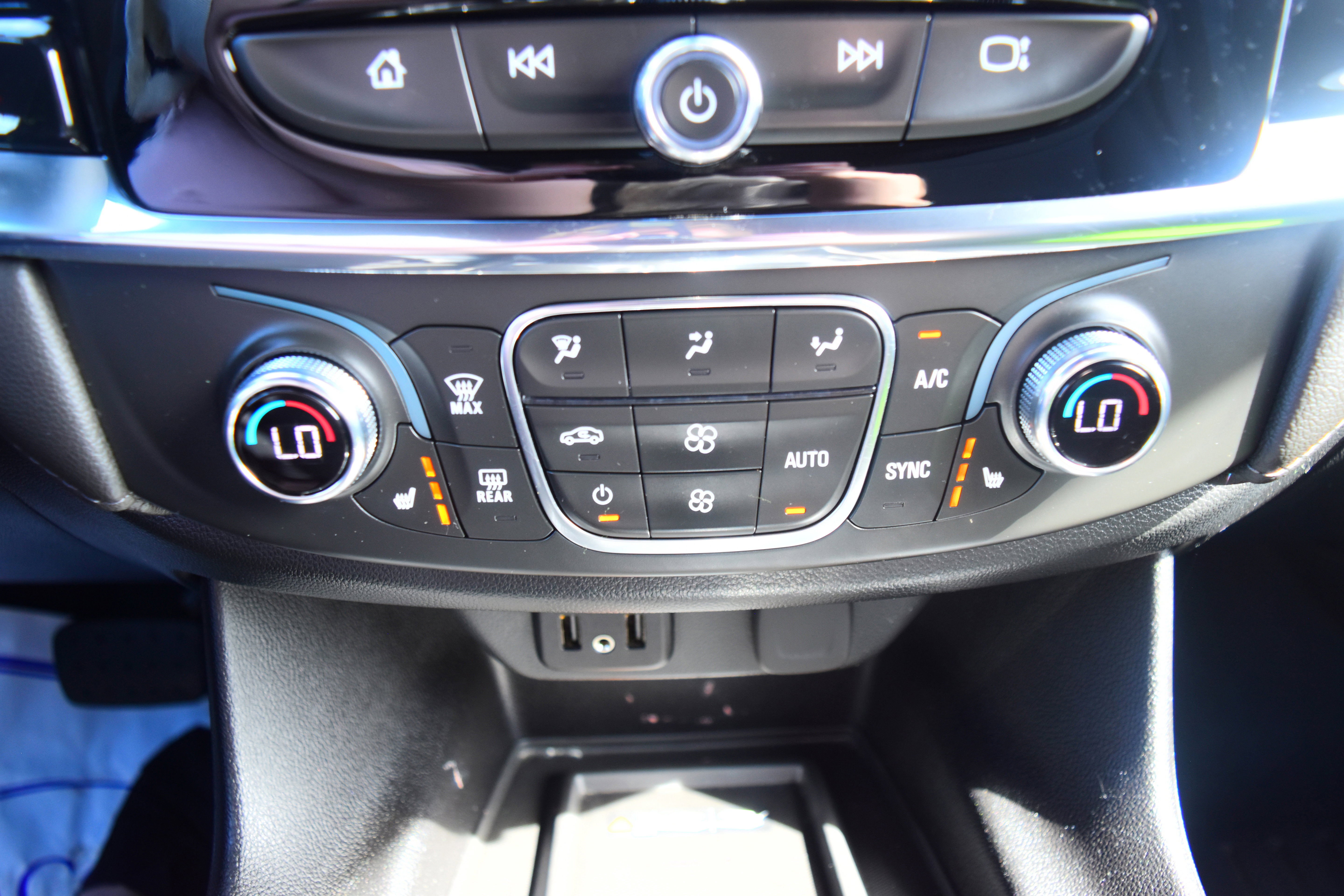 Used 2023 Chevrolet Traverse LT w/ Rear Camera Mirror Package image 24