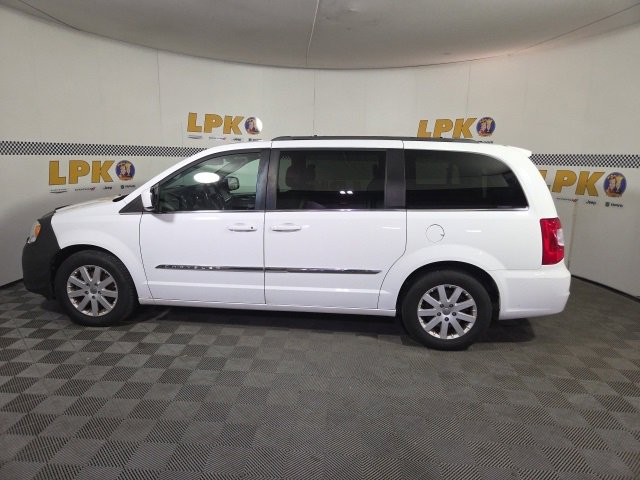 Used 2015 Chrysler Town & Country Touring image 7
