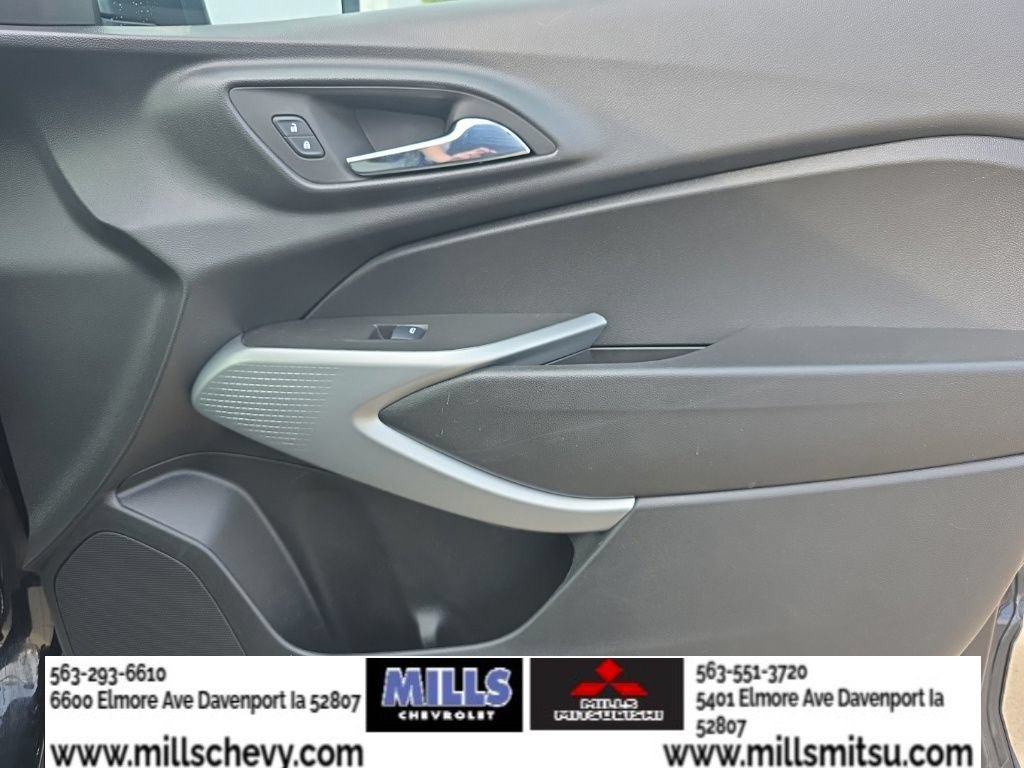 Used 2025 Chevrolet Trax RS w/ Sunroof Package FWD image 21