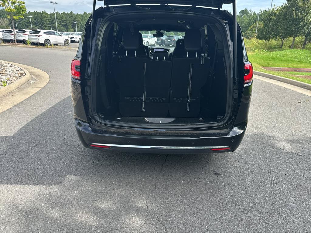 Used 2025 Chrysler Pacifica Select FWD image 28