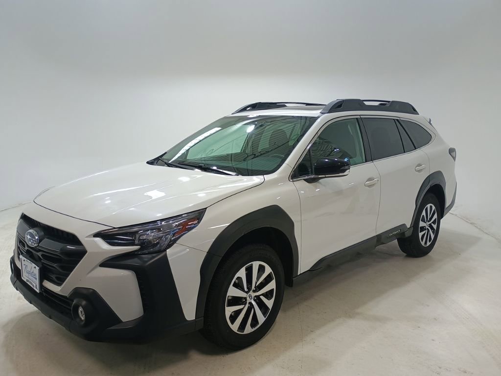 Used 2025 Subaru Outback Premium image 3