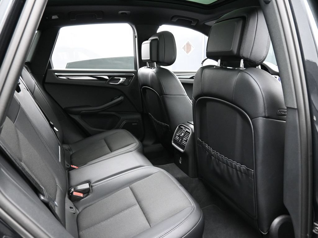 Certified 2025 Porsche Macan AWD/4WD image 27