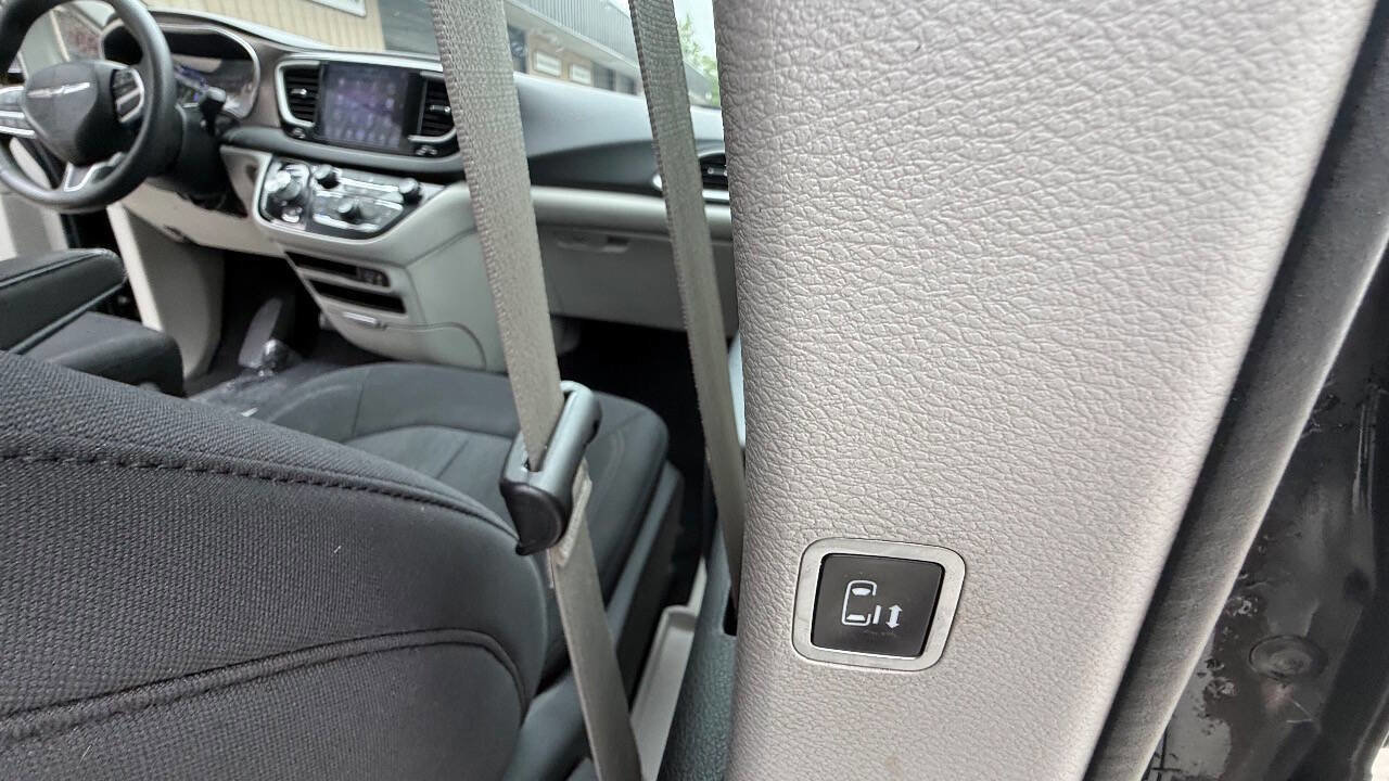 Used 2017 Chrysler Pacifica Touring FWD image 61