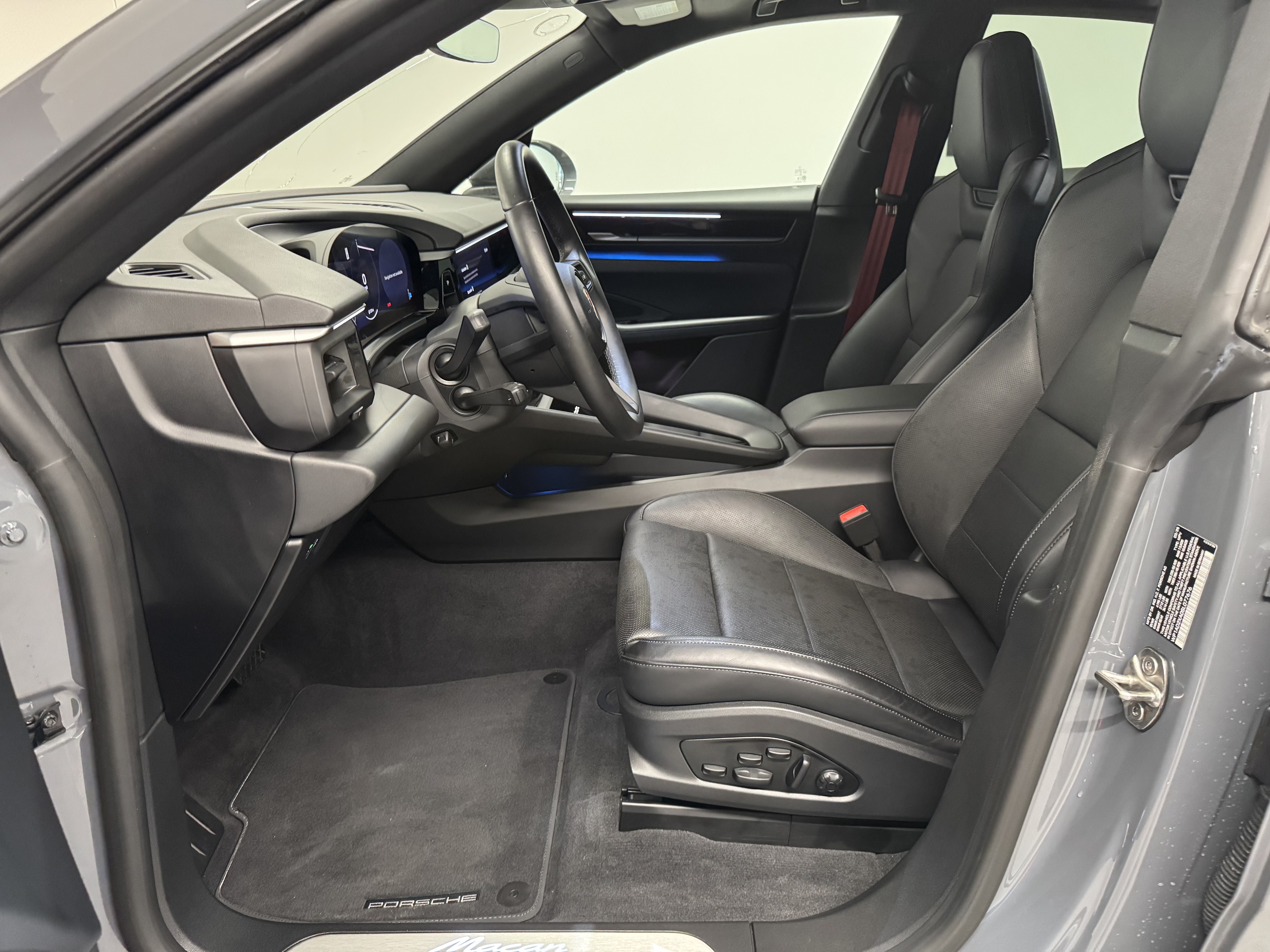 Used 2025 Porsche Macan Electric RWD image 2