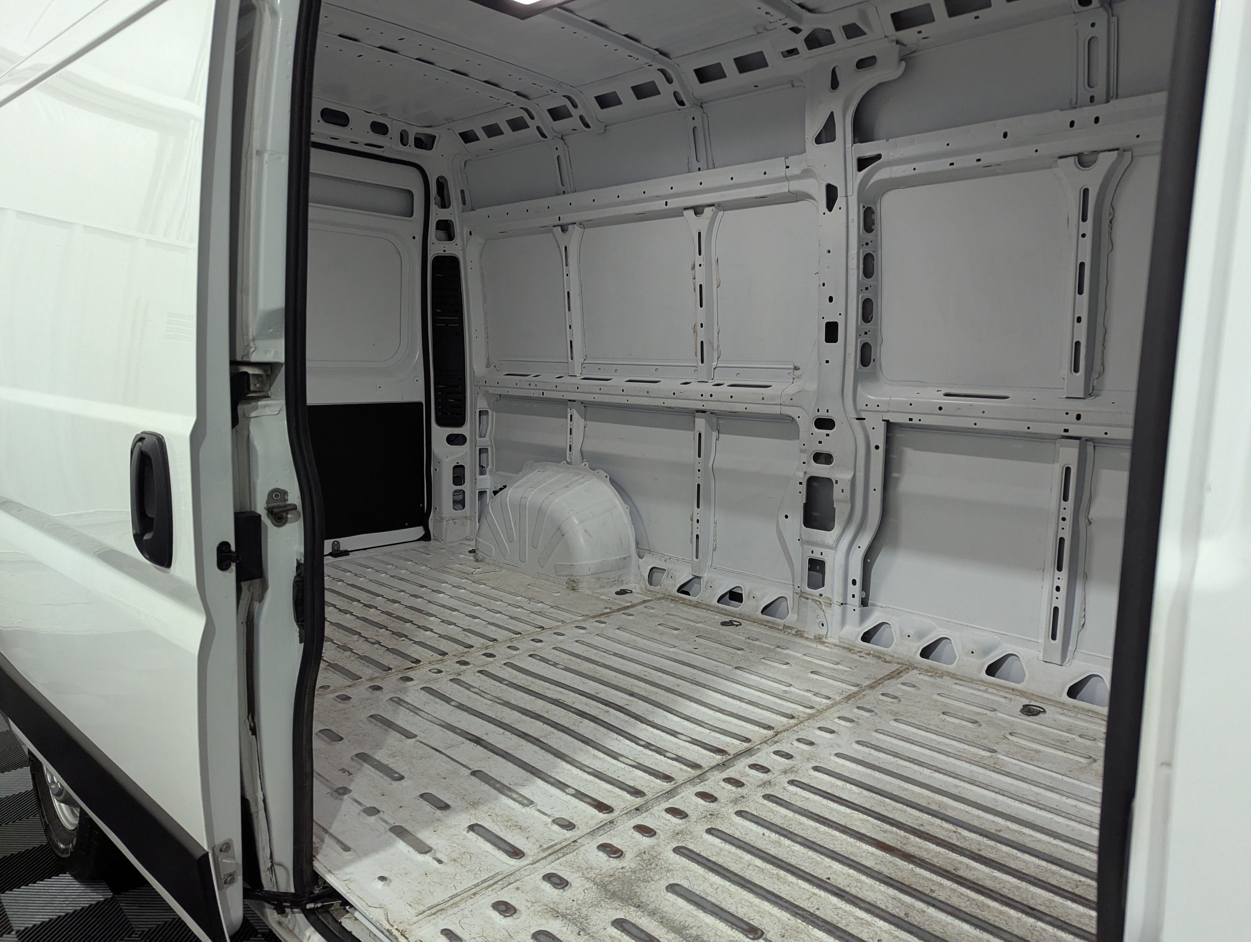 Used 2024 RAM ProMaster 2500 w/ Convenience Group FWD image 8