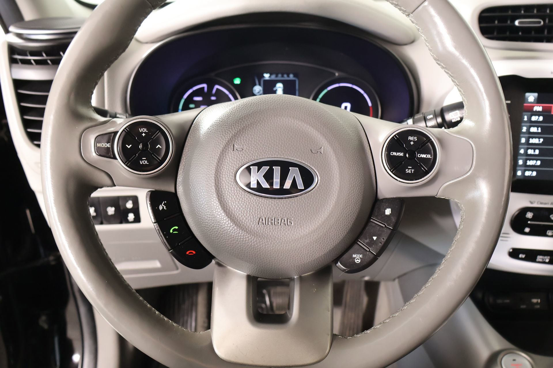 Used 2018 Kia Soul EV + image 3