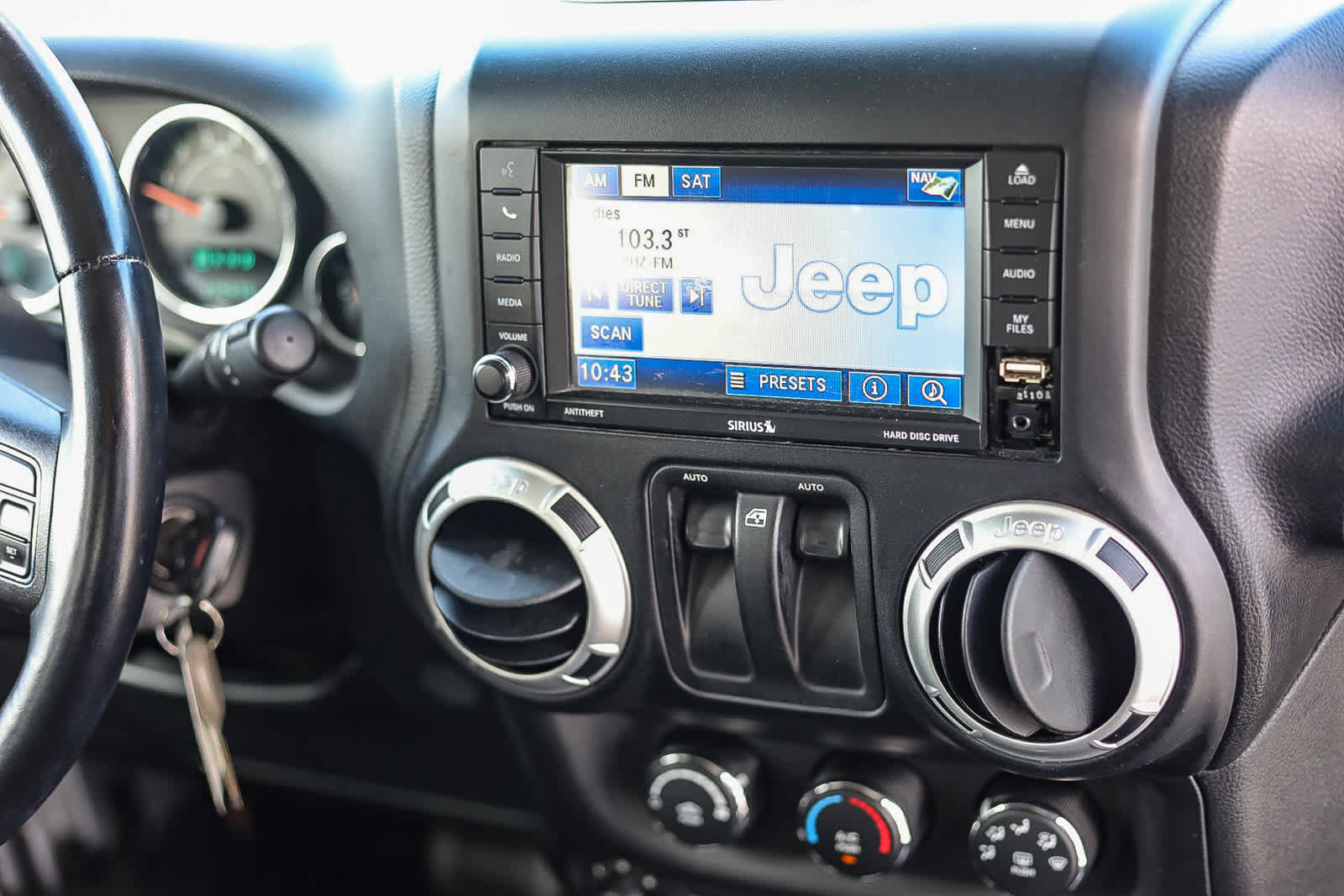 Used 2012 Jeep Wrangler Sahara w/ Connectivity Group AWD/4WD image 14