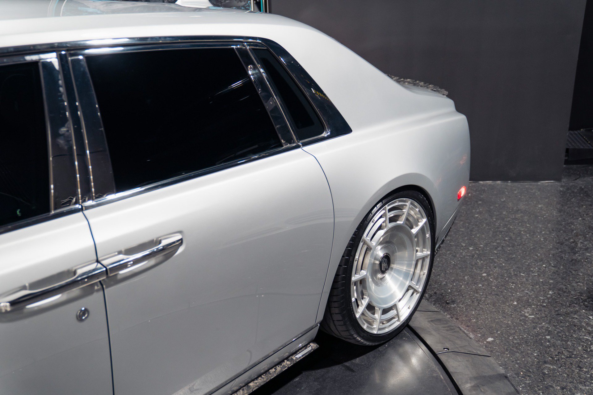 Used 2020 Rolls-Royce Phantom Sedan RWD image 31