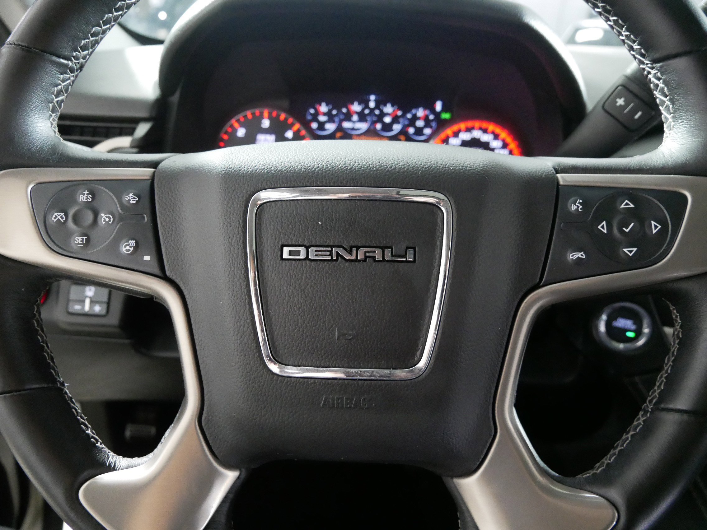 Used 2015 GMC Yukon Denali w/ Open Road Package image 25