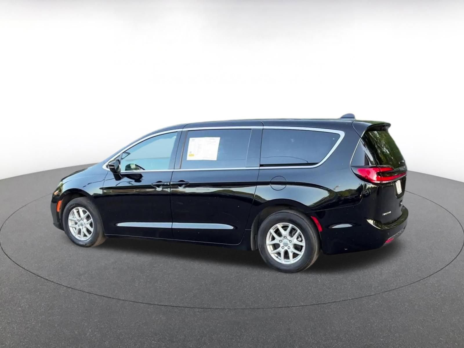 Used 2025 Chrysler Pacifica Select FWD image 10