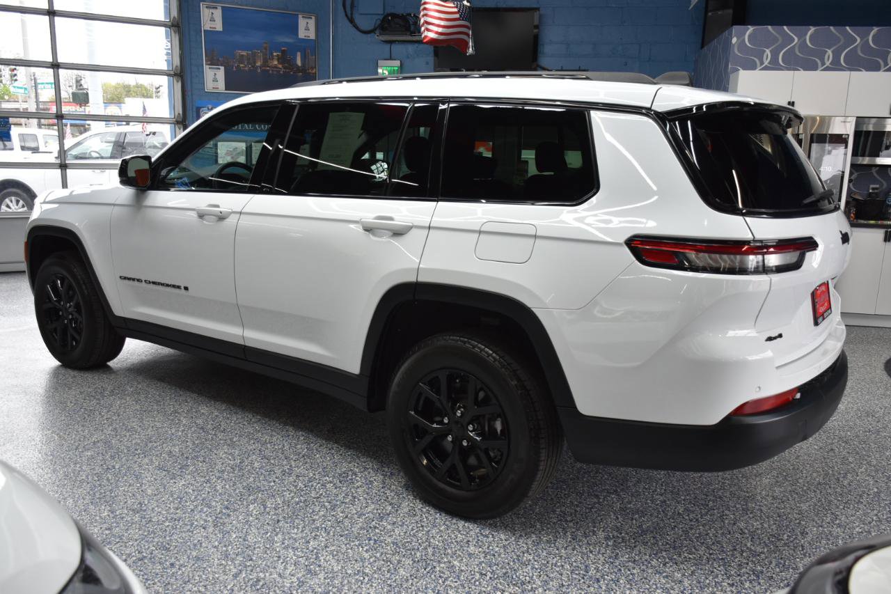 Used 2024 Jeep Grand Cherokee L Laredo AWD/4WD image 7