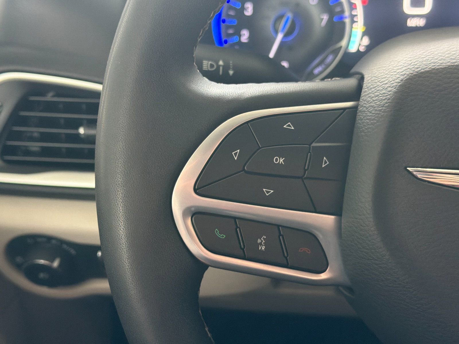 Used 2023 Chrysler Pacifica Touring-L FWD image 26