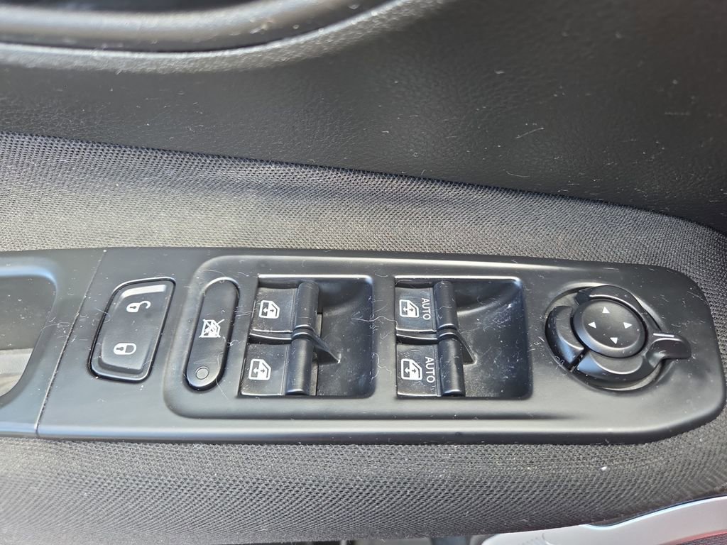 Used 2018 Jeep Renegade Latitude w/ Cold Weather Group image 26