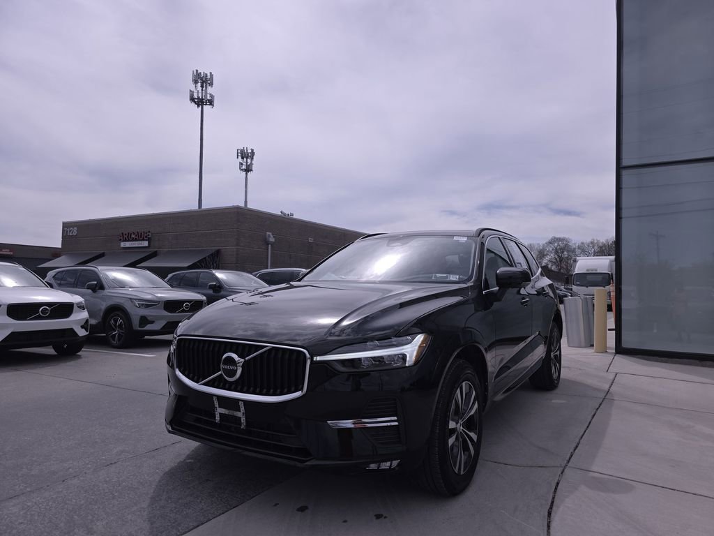 Used 2023 Volvo XC60 B5 Core image 4