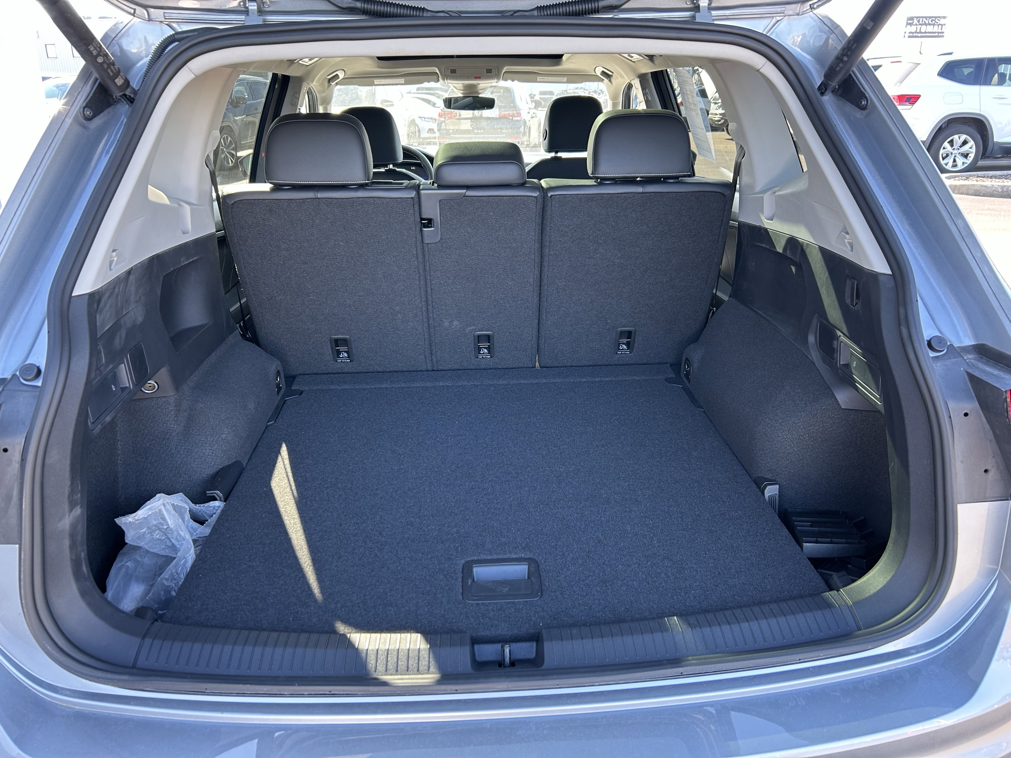 Used 2024 Volkswagen Tiguan SE w/ Panoramic Sunroof Package image 27