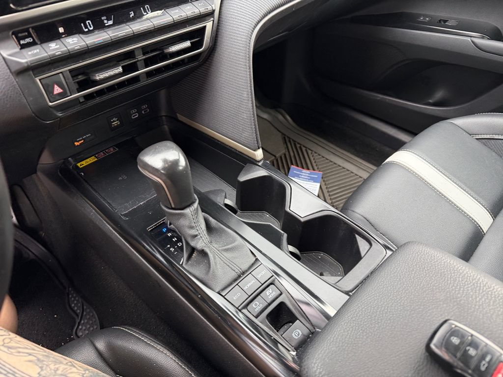 Used 2025 Toyota Camry SE FWD image 30