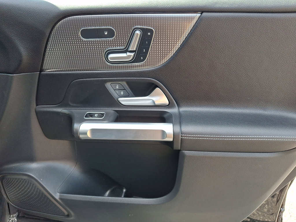 Used 2023 Mercedes-Benz GLB 250 4MATIC image 9
