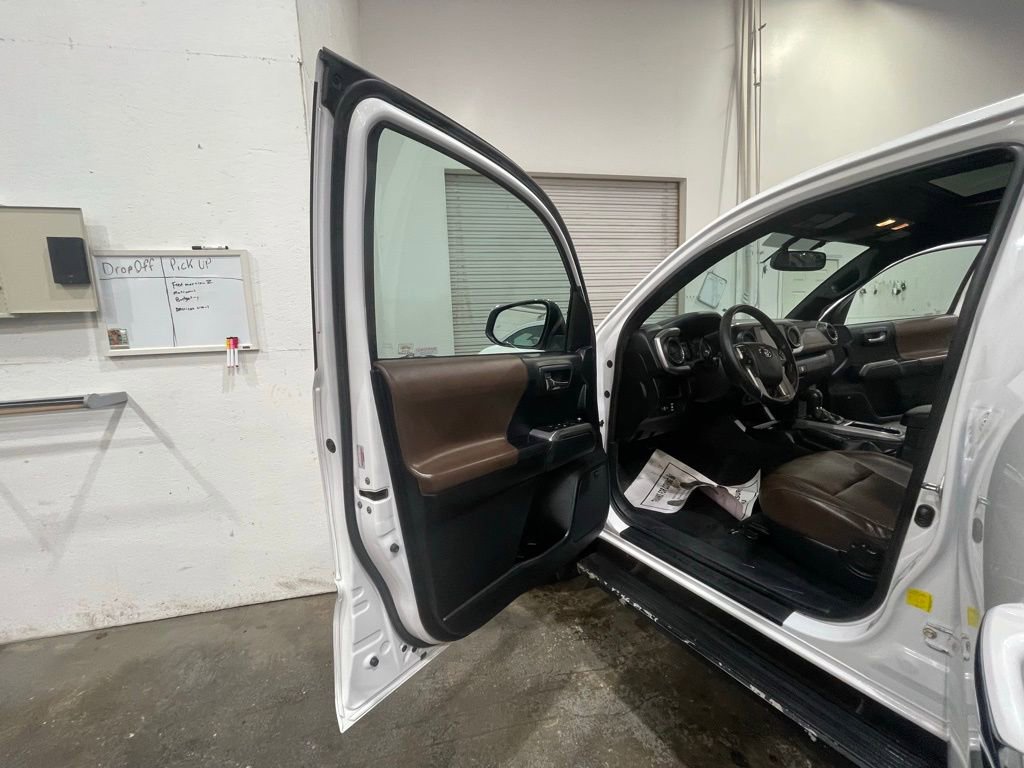 Used 2016 Toyota Tacoma Limited w/ Towing Package AWD/4WD image 12