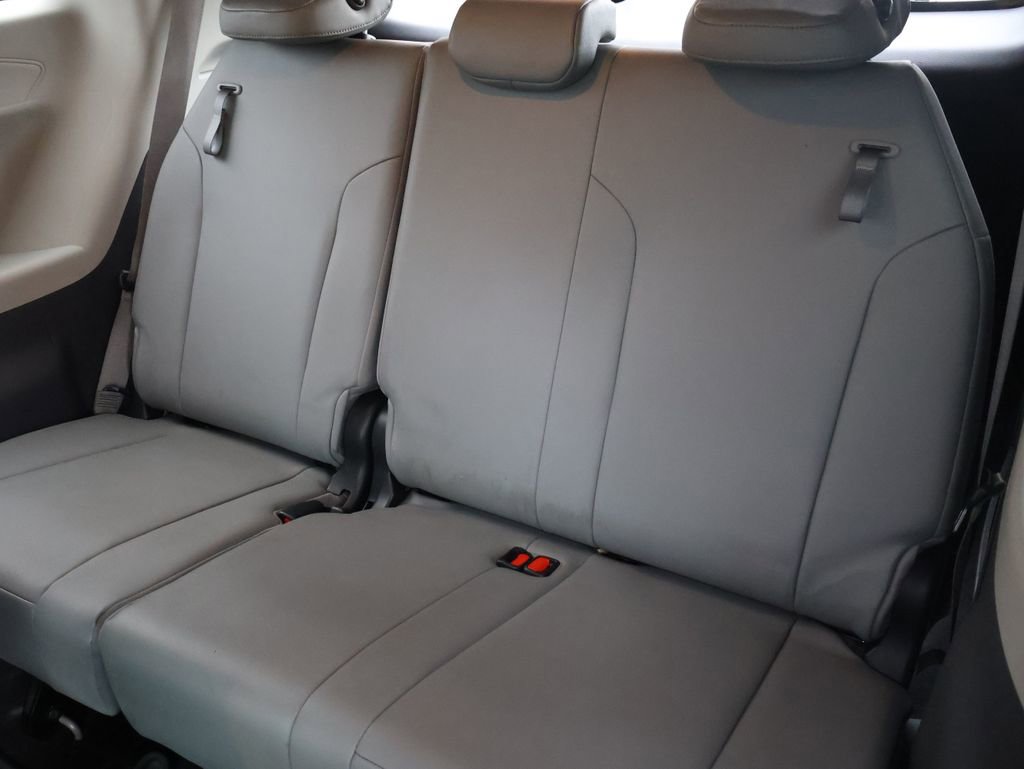 Used 2021 Toyota Sienna XLE image 28