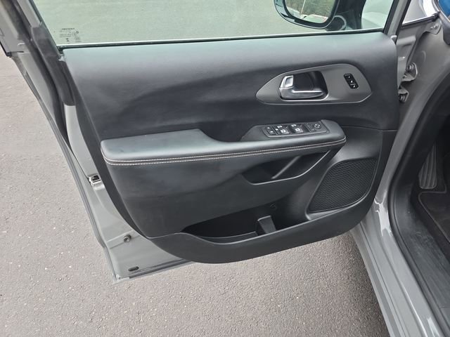 Used 2025 Chrysler Pacifica Select image 10