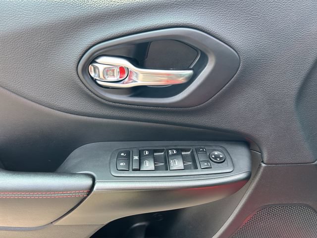 Used 2019 Jeep Cherokee Trailhawk w/ Comfort & Convenience Group AWD/4WD image 17