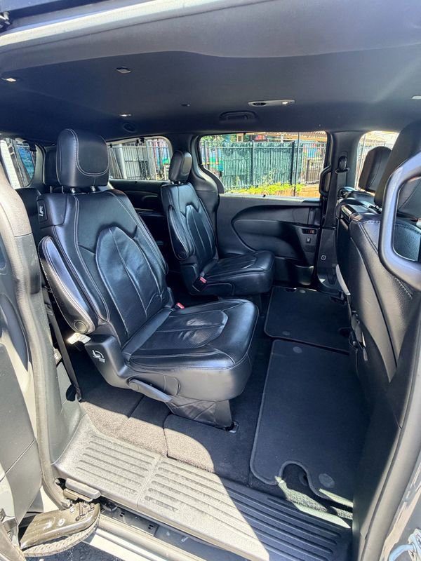 Used 2020 Chrysler Pacifica Touring-L Plus w/ S Appearance Package FWD image 28