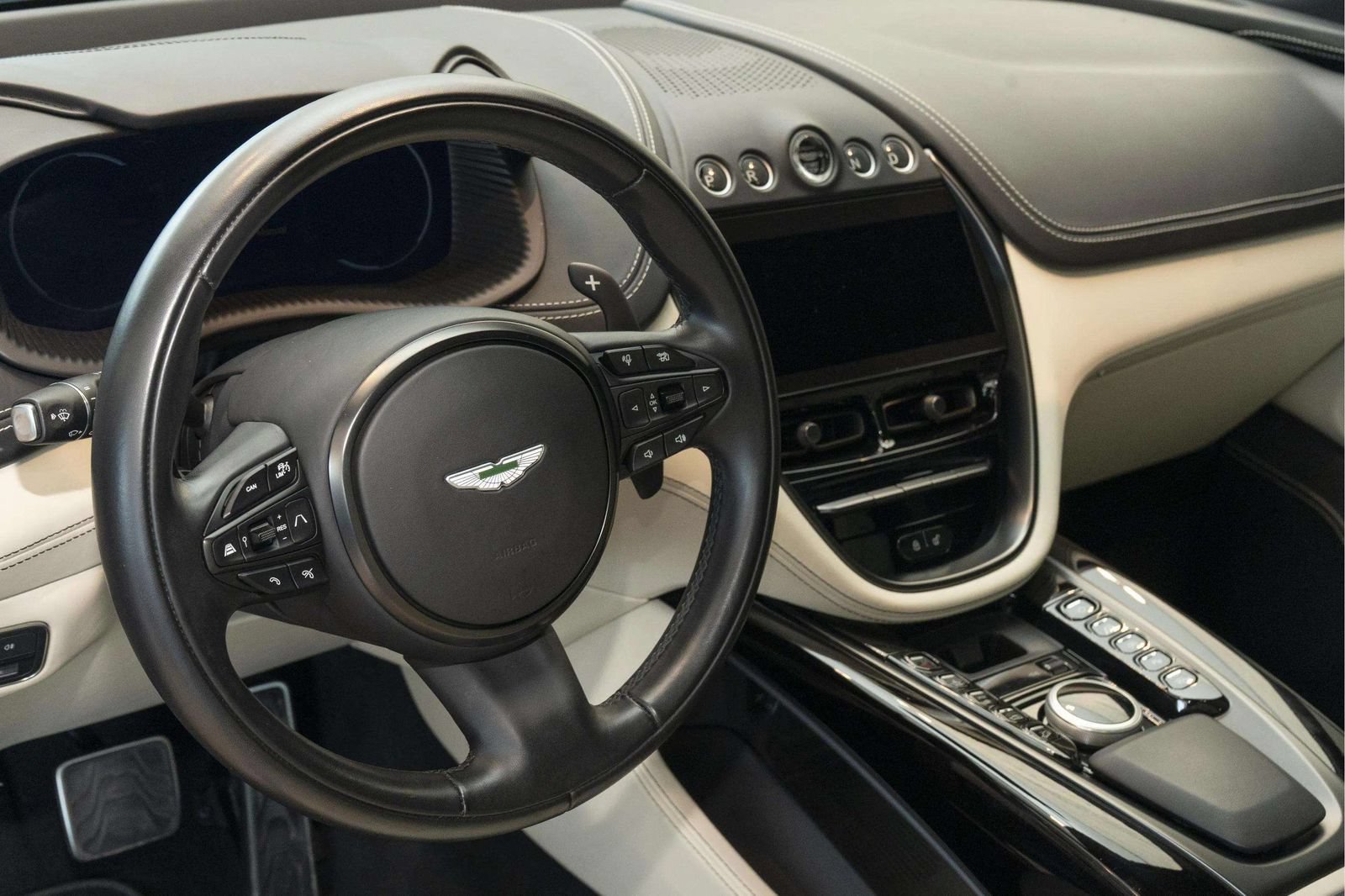 Used 2024 Aston Martin DBX AWD/4WD image 28