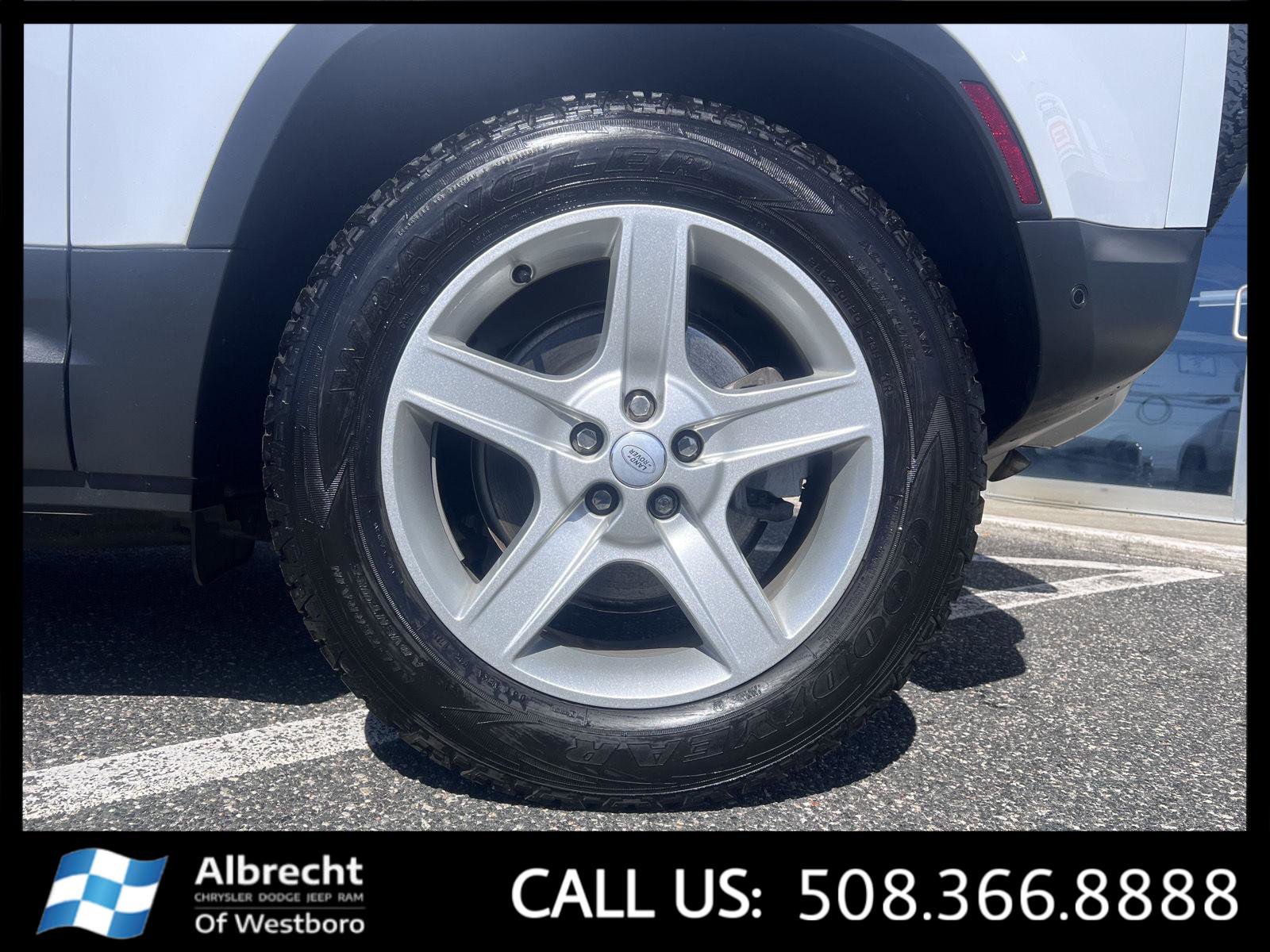 Used 2023 Land Rover Defender 90 SE image 28