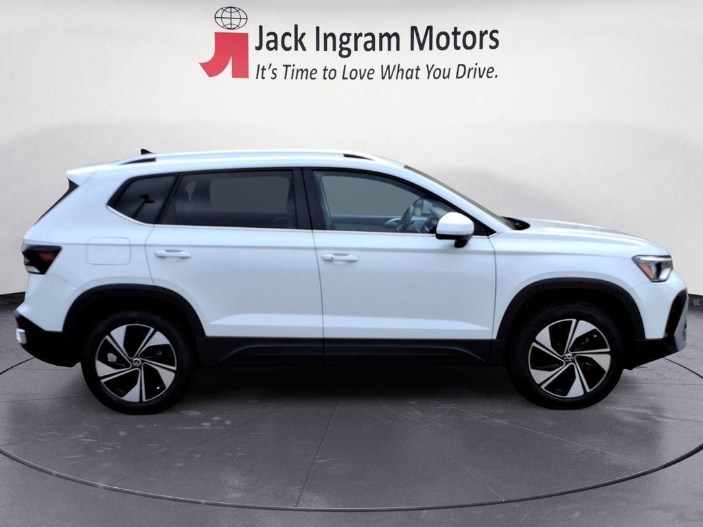 Certified 2025 Volkswagen Taos SE image 6
