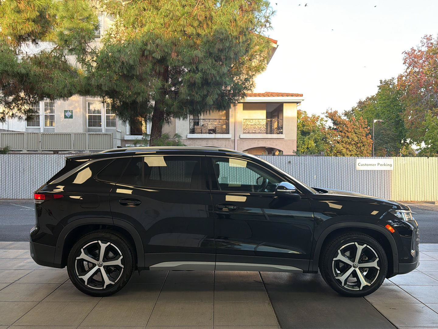 Certified 2026 Volkswagen Tiguan SE w/ Panoramic Sunroof Package FWD image 6