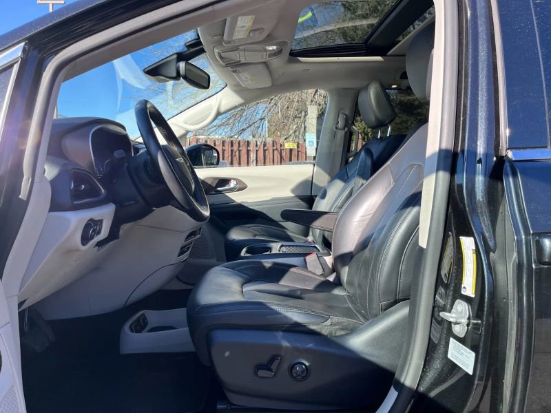 Used 2018 Chrysler Pacifica Touring-L Plus w/ Advanced Safetytec Group image 9