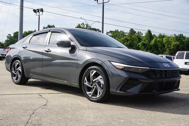 Used 2025 Hyundai Elantra SEL FWD image 2