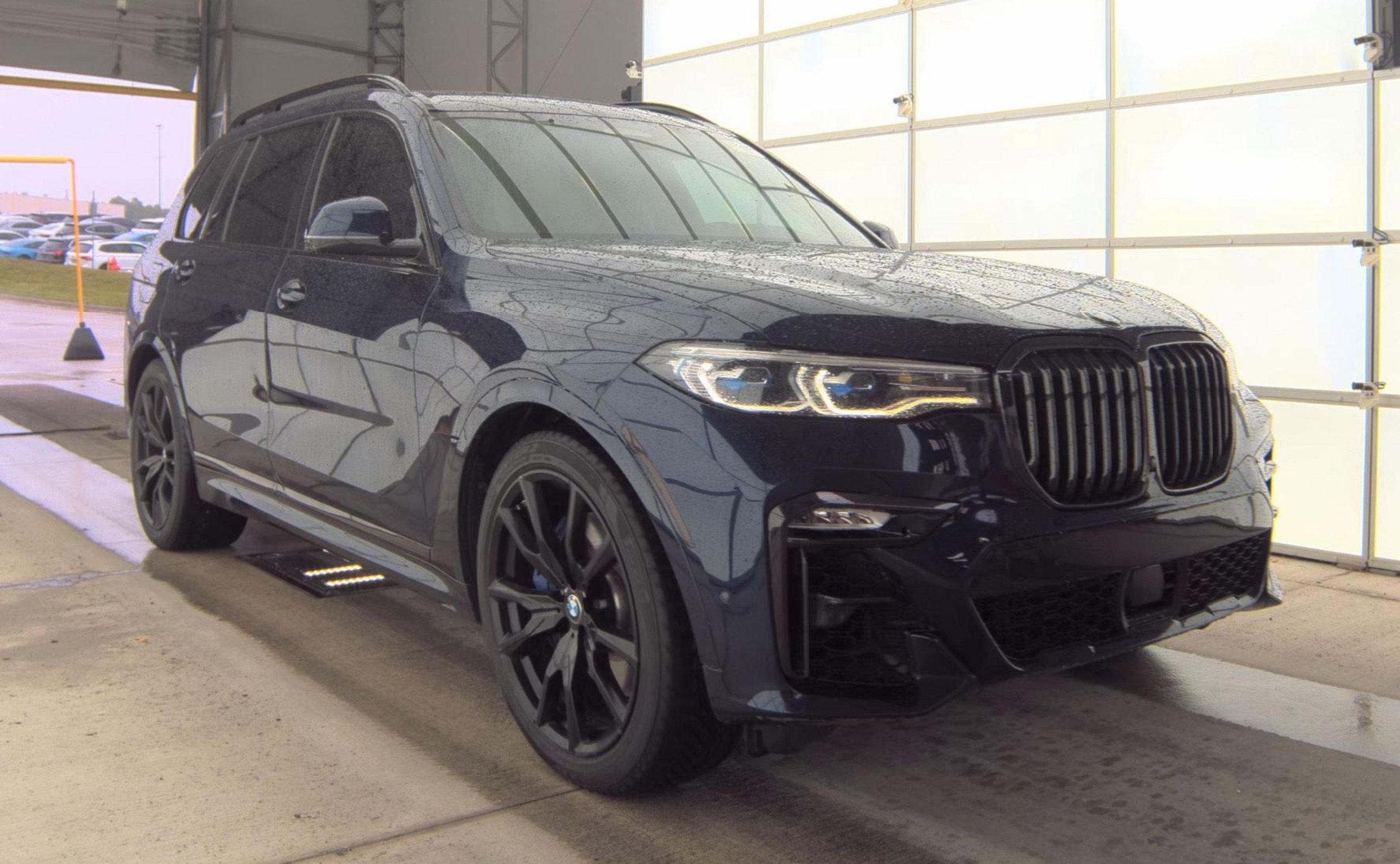 Used 2020 BMW X7 M50i w/ Dynamic Handling Package AWD/4WD image 3