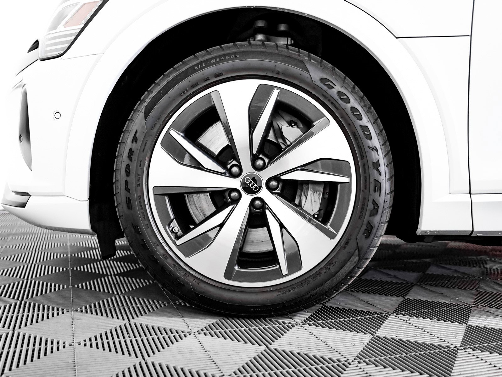 Used 2024 Audi Q8 e-tron Premium Plus image 6