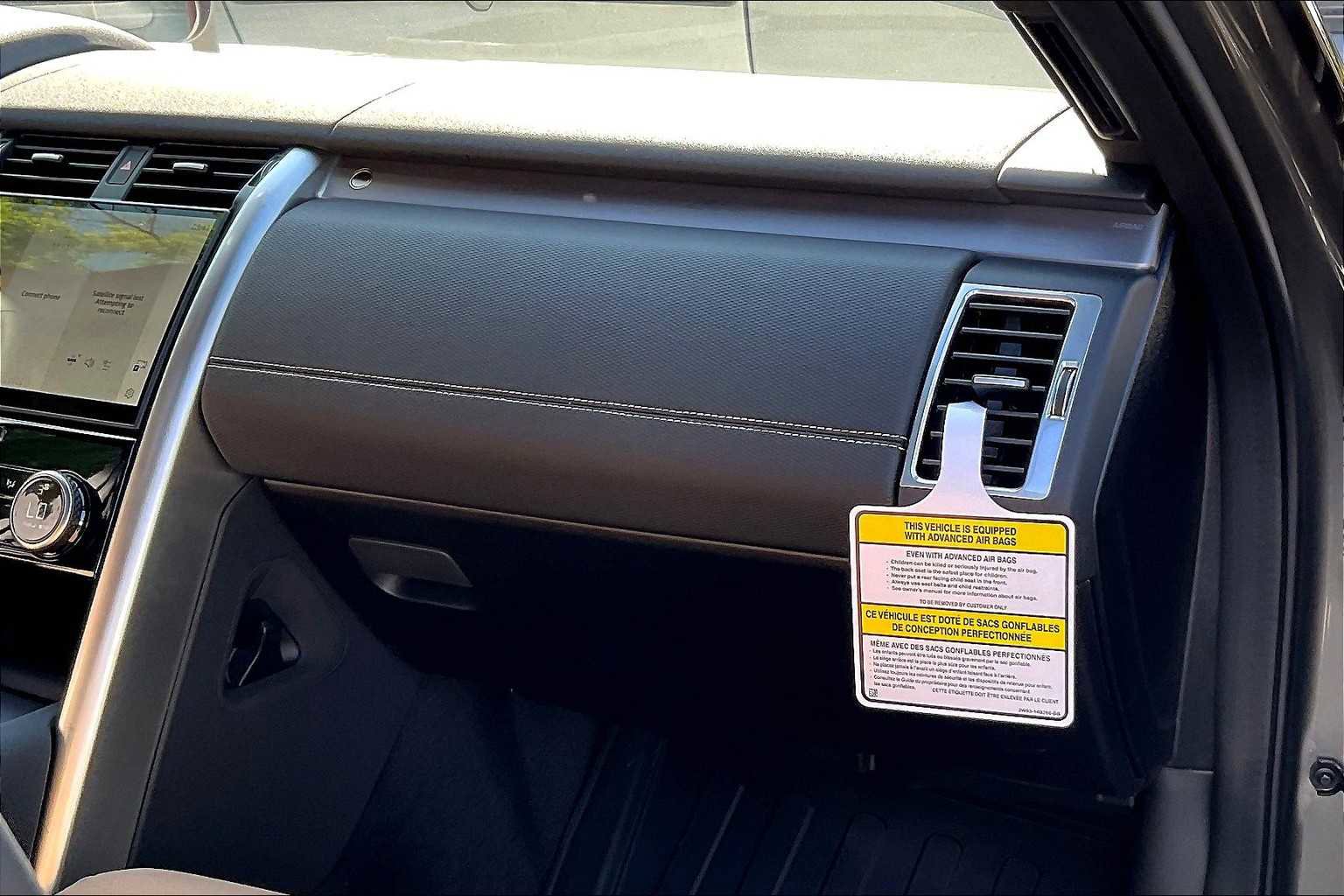 New 2025 Land Rover Discovery Dynamic SE image 28