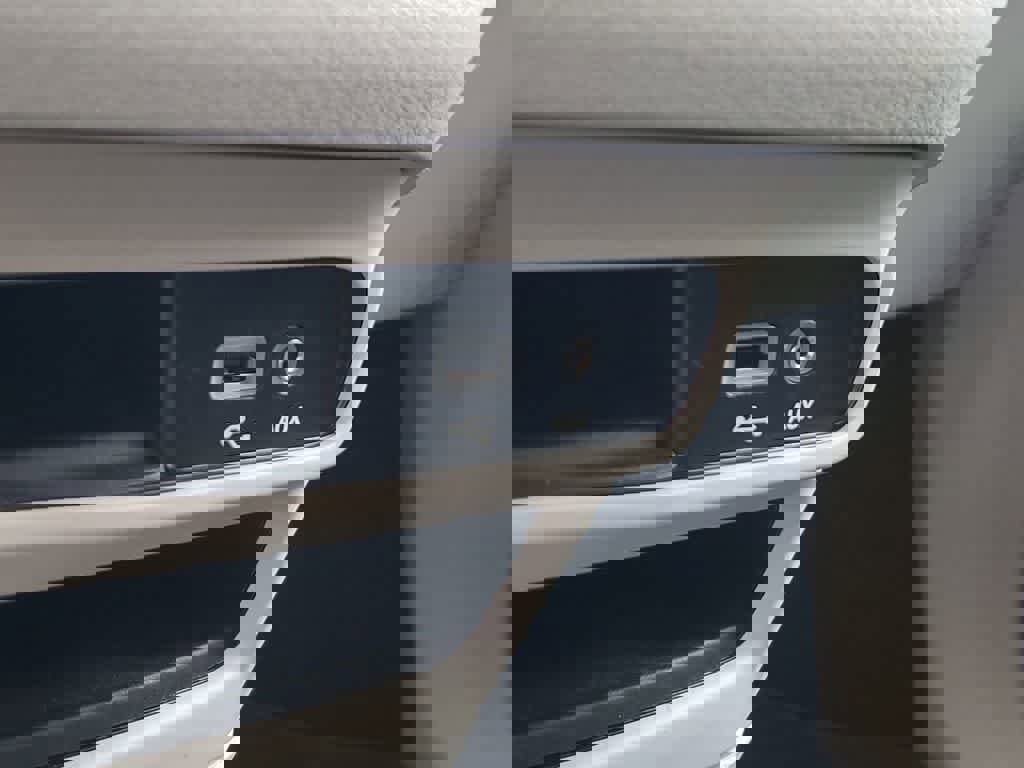 Used 2020 Chrysler Pacifica Touring w/ Tire & Wheel Group image 28