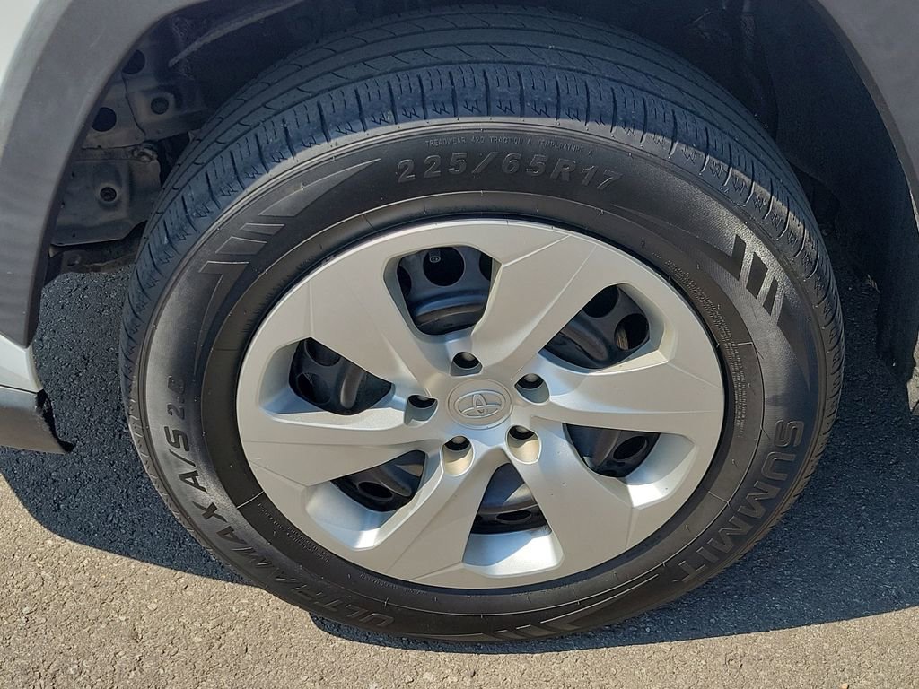 Used 2021 Toyota RAV4 LE image 9