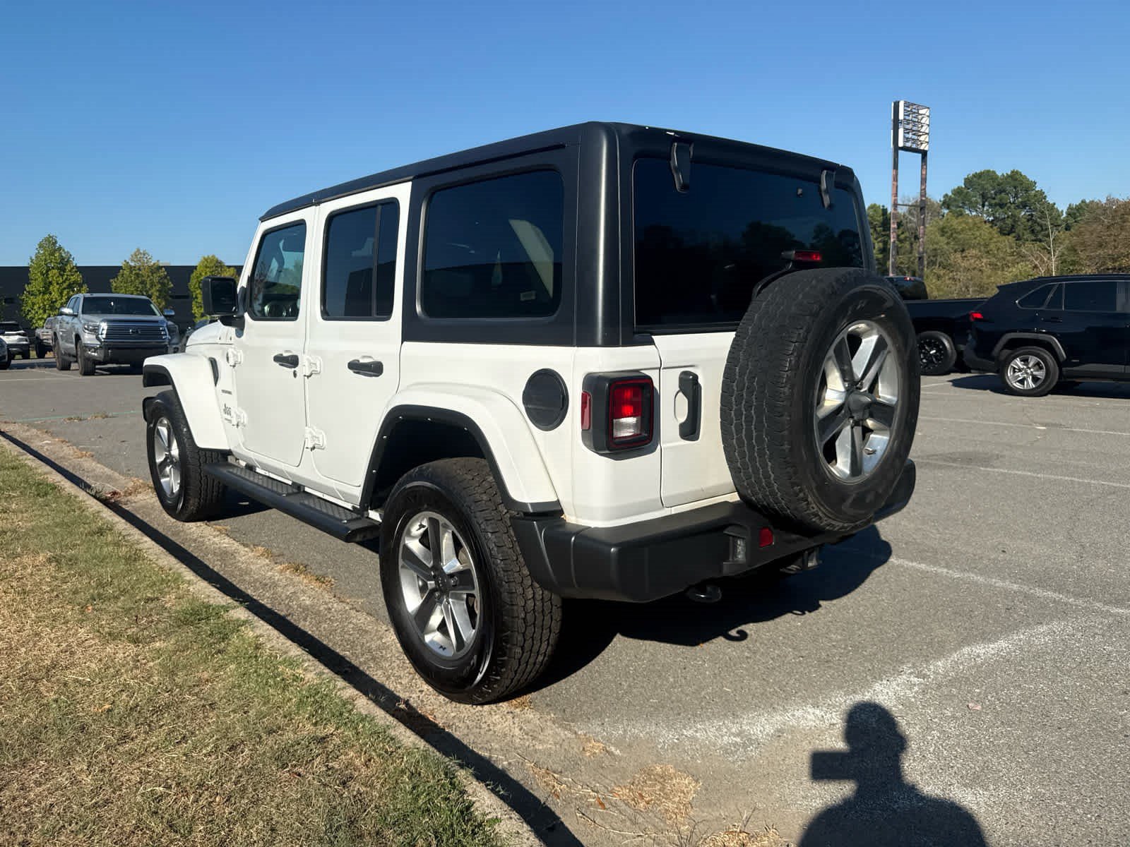 Used 2022 Jeep Wrangler Unlimited Sahara w/ Cold Weather Group AWD/4WD image 3