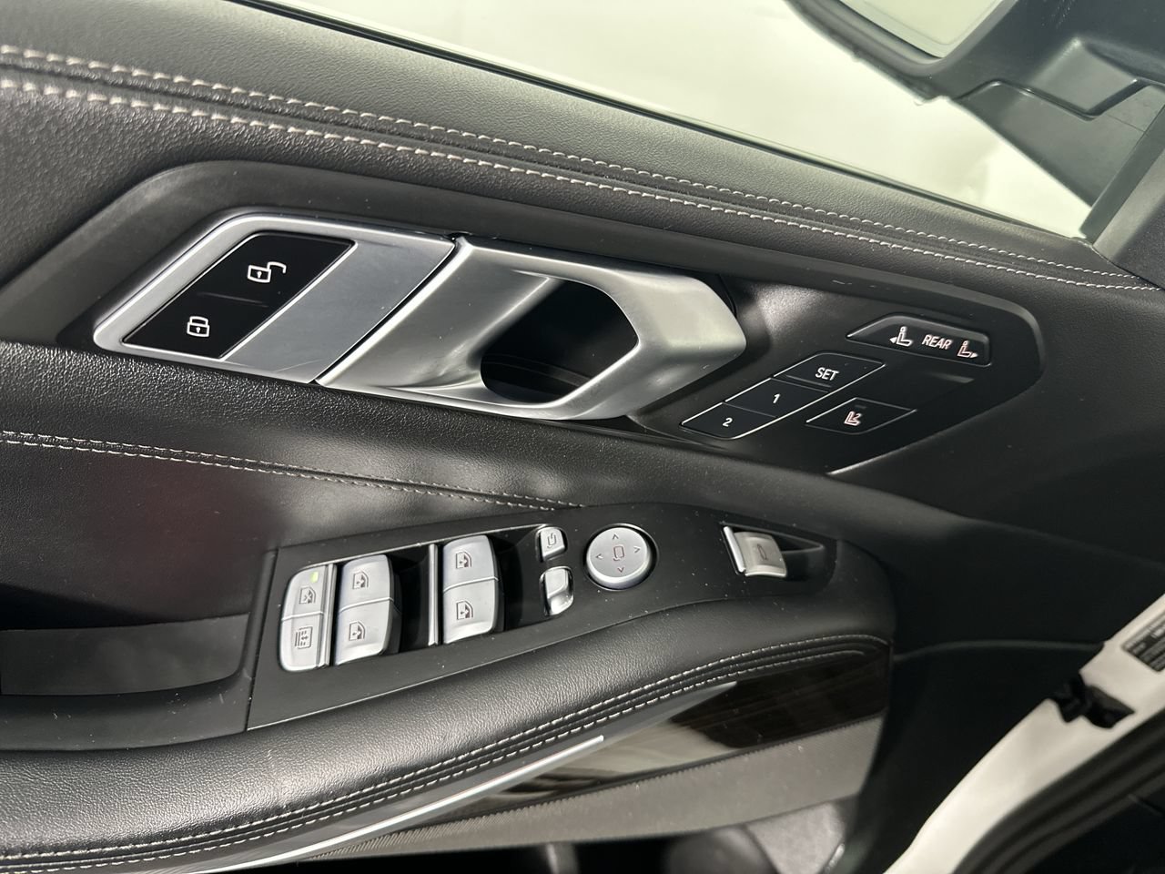 Used 2025 BMW X7 xDrive40i AWD/4WD image 3