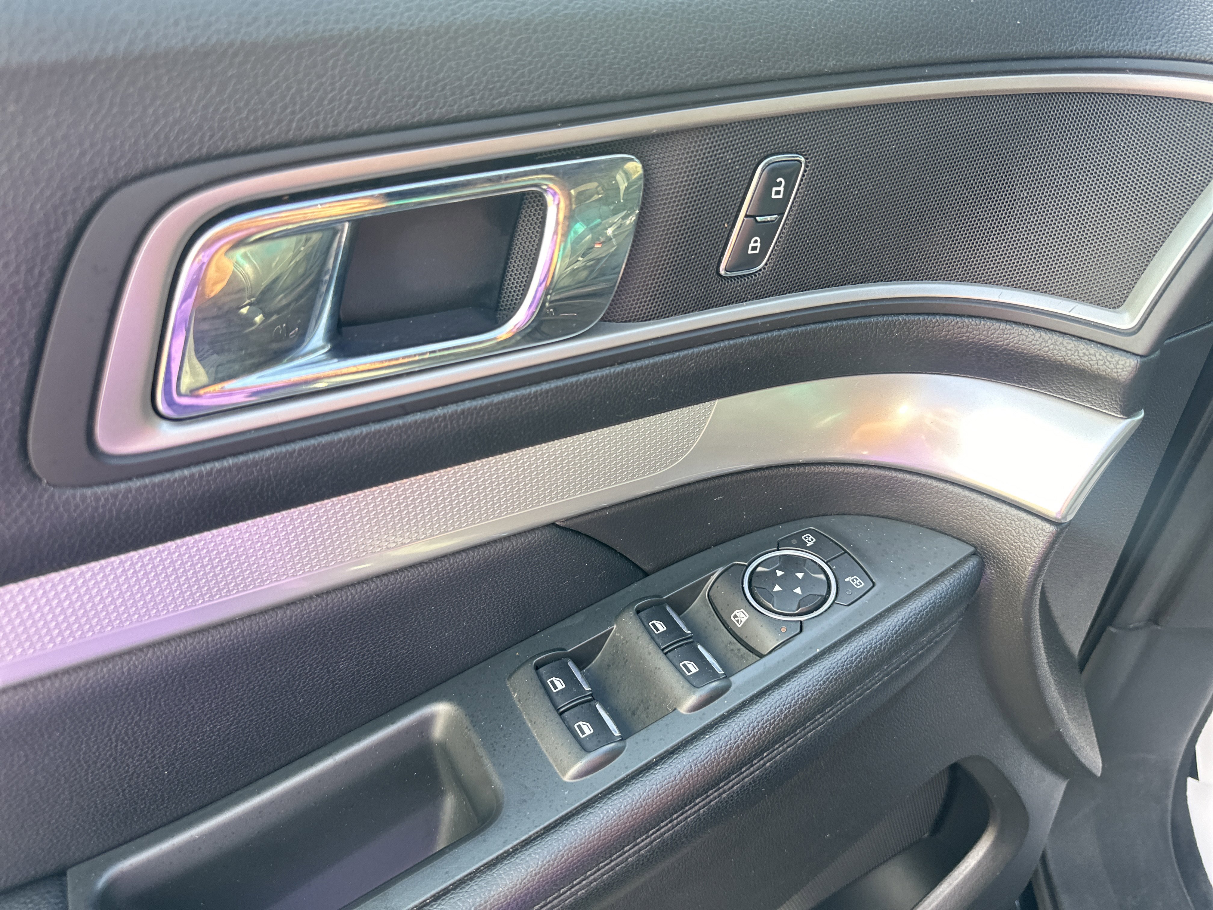 Used 2017 Ford Explorer XLT w/ Equipment Group 202A image 9