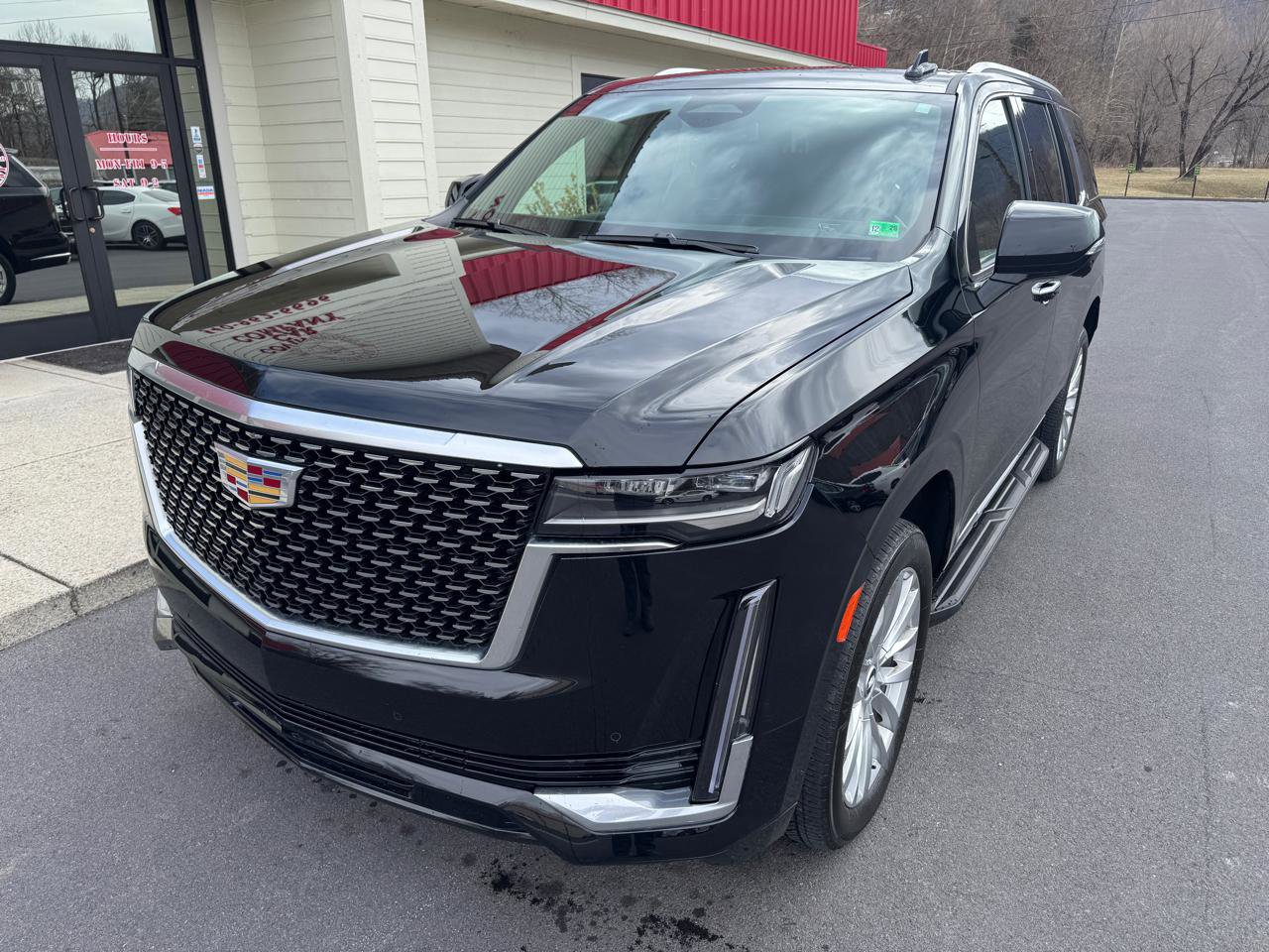 Used 2021 Cadillac Escalade Luxury AWD/4WD image 2