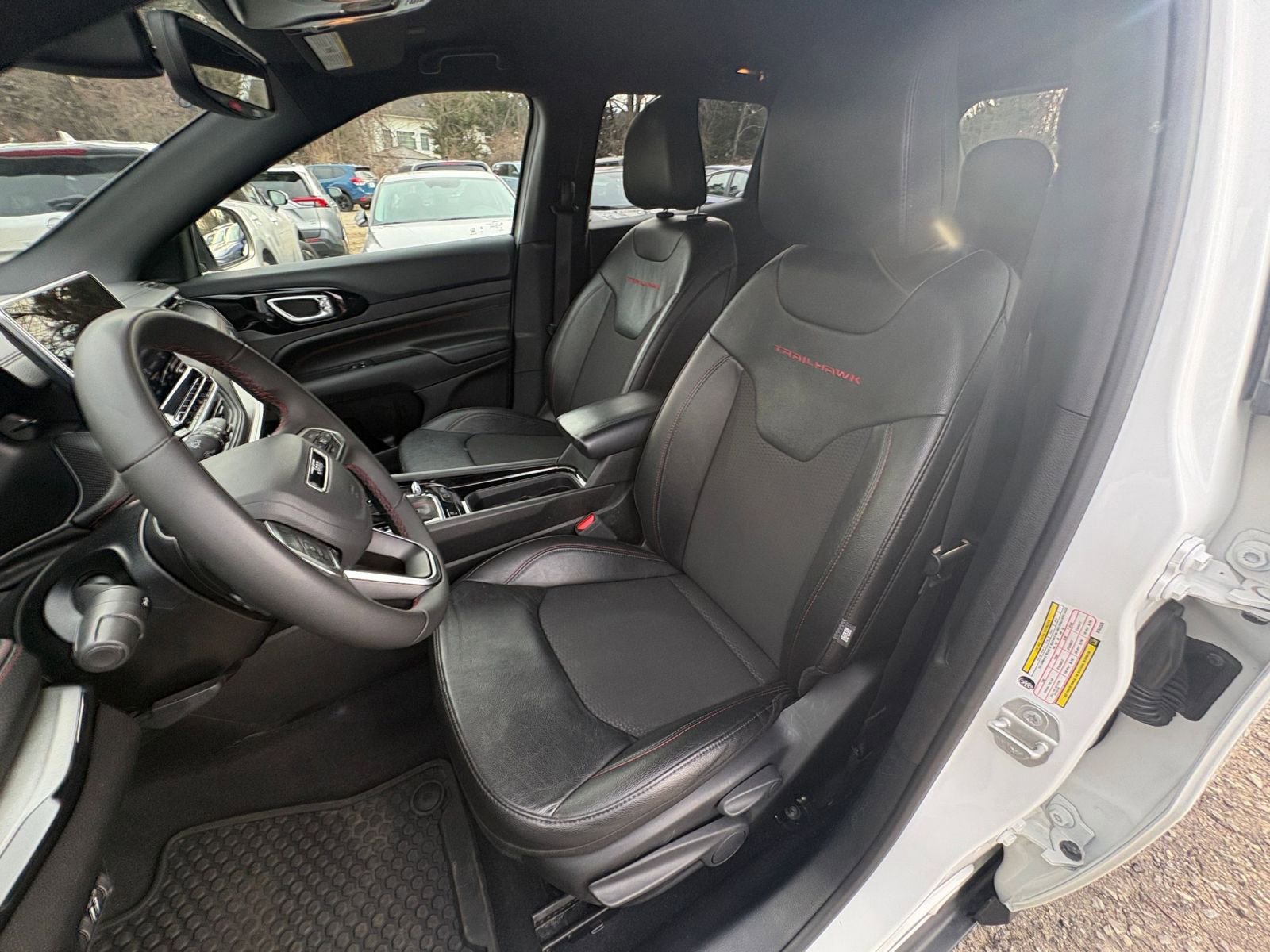 Used 2025 Jeep Compass Trailhawk image 33