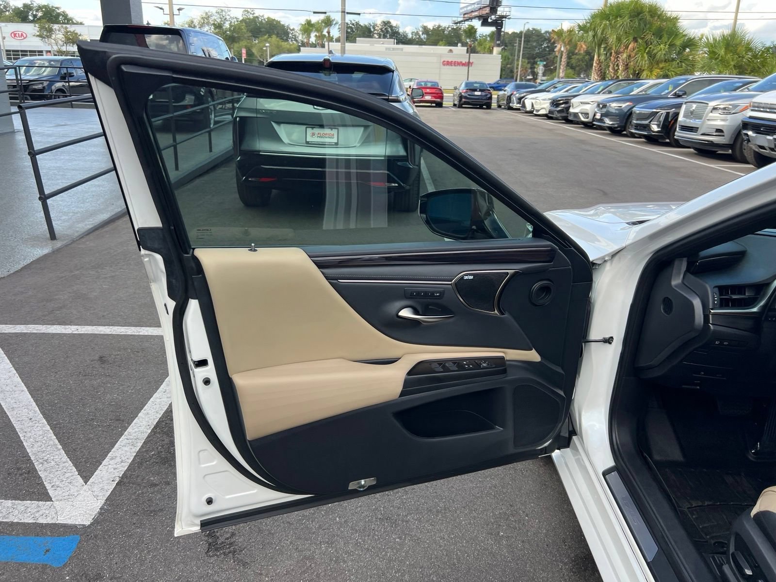 Used 2019 Lexus ES 300h Ultra Luxury w/ Accessory Package 2 FWD image 30