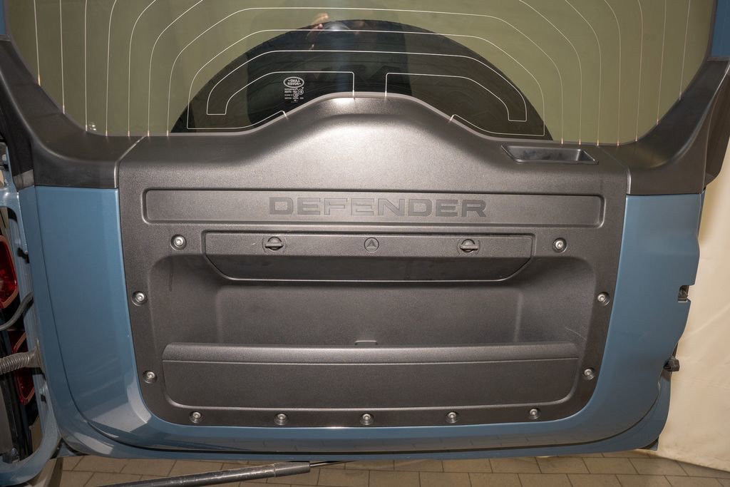 Used 2020 Land Rover Defender 110 SE image 6