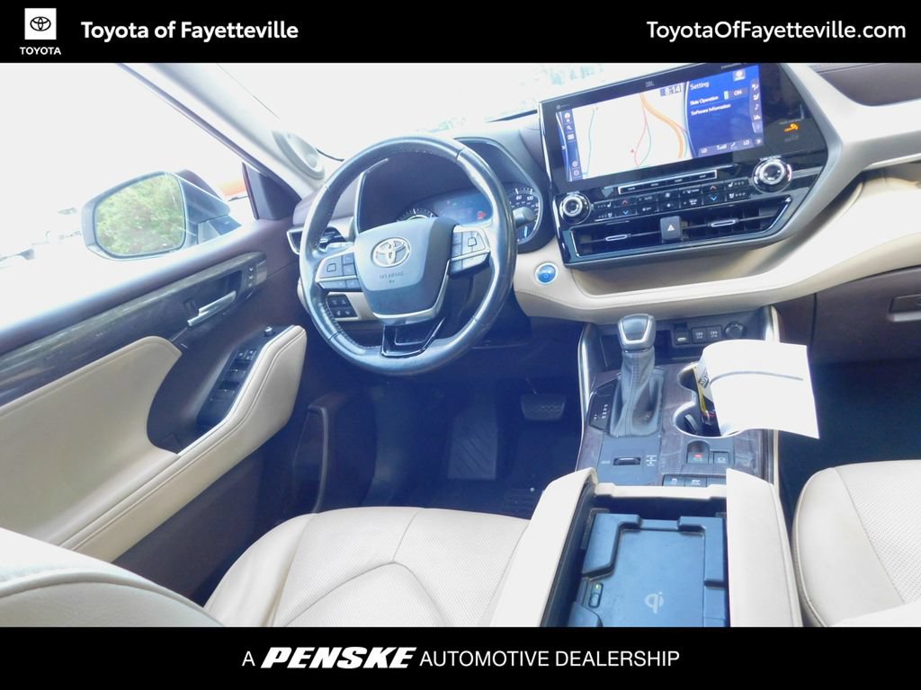 Used 2021 Toyota Highlander Limited FWD image 2